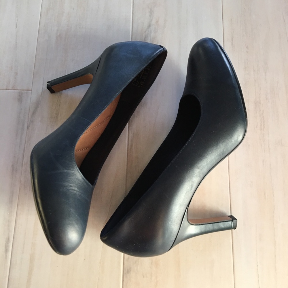 Clarks Navy Leather Heels 8.5 in EUC